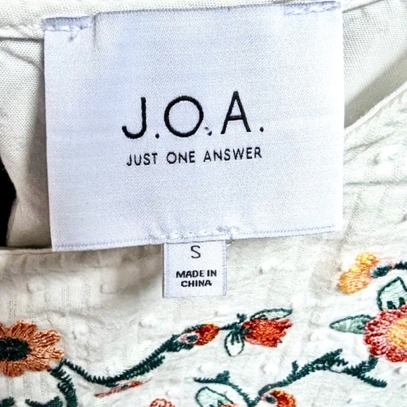 J.O.A. White Swiss Dot Cotton Boho Floral Embroidered Baby Doll Tunic Top - Picture 7 of 7